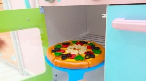 Дети учатся готовить пиццу и помогать друг другу