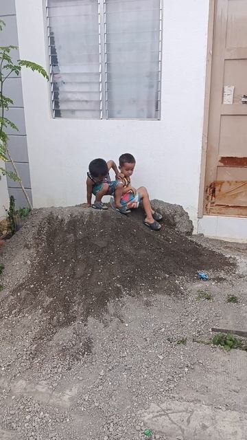 Пацаны катаются с горки #жизньнафилиппинах #семьявместе #филиппины