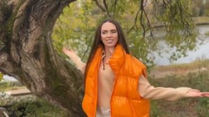 Просто милые и красивые девчонки поют и танцуют