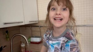 Арина помогает маме мыть посуду