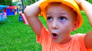 Влад и Никита строят игрушечный домик для куклы