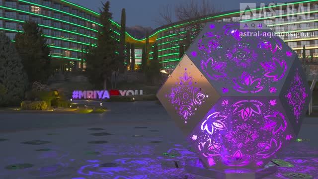 Арт-инсталляция "Куб" высотой 2,5 м из нержавеющей стали на пешеходном фонтане, Mriya Resort & SPA