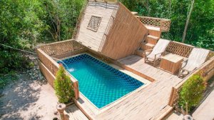 Построили бамбуковый храм с бассейном в джунглях.