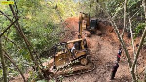 Бульдозер САТ D6R чуть не упал в пропасть при прокладке дороги в джунглях! Шок контент