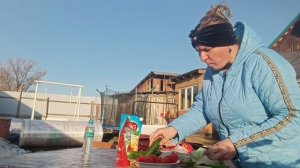 МУЖ КУПИЛ ПОЛИКАРБОНАТ ,ЖАРИТ ШАШЛЫК, КУШАЕМ НА СВЕЖЕМ ВОЗДУХЕ..