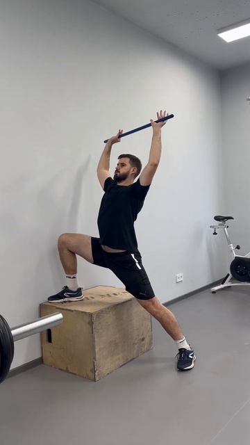 Динамика на тумбе с гимнастической палкой приводящие мышцы (руки над головой)