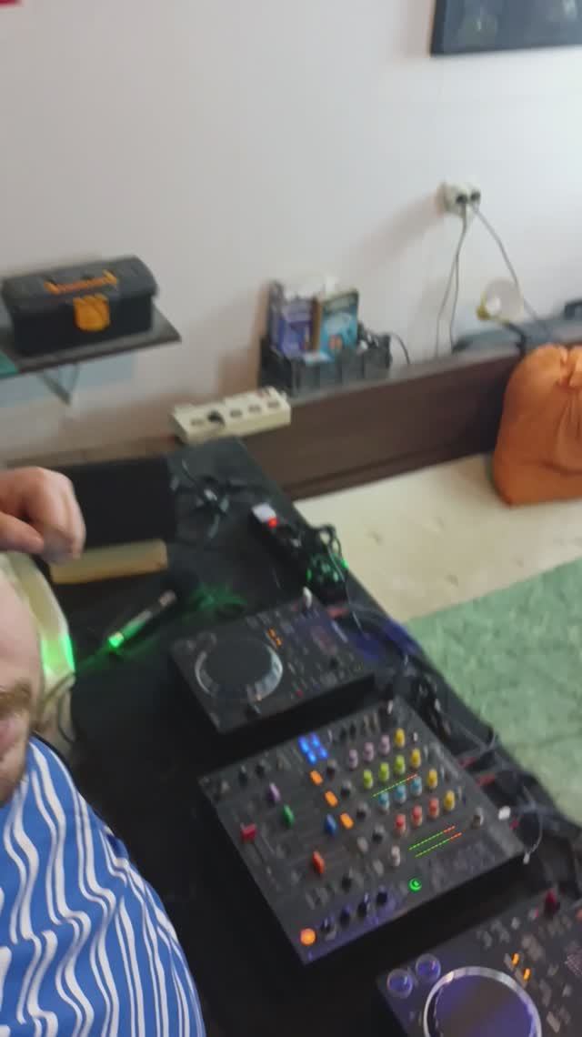 Миксую Tech House и танцую как умею - да же без кофе!)