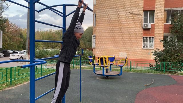 俄罗斯男子在单杠上做腹肌训练，力求成为更优秀的机器学习工程师 || 让我们一起努力吧 :)