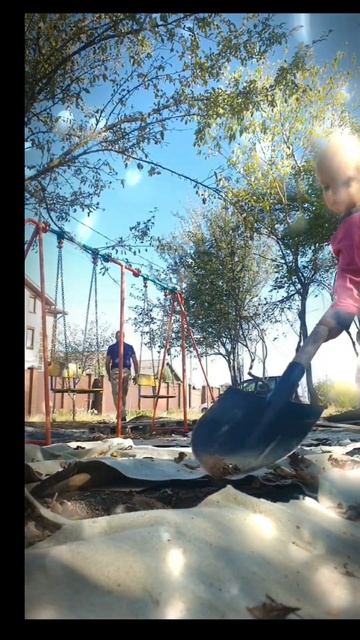 РЕБЕНОК В 2 ГОДА СТРОИТ ДЕТСКУЮ ПЛОЩАДКУ СЕБЕ САМ