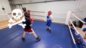 Я в синем против меня Артём 49 кг))))))))) боксировал как только мог