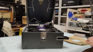 Недорогой и не редкий граммофон. Просто в приличном состоянии после ремонта.