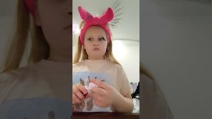 разделила макияж на две половины