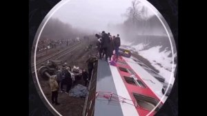 Обстановка на месте схода семи вагонов пассажирского поезда в Ульяновской области.