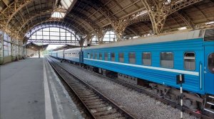 Скорый поезд Санкт-Петербург - Брест с локомотивом ТЭП70 отправляется с Витебского вокзала