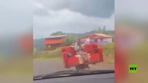 إثيوبيا.. تركيب أريكة فوق الدراجة لتوفير الراحة للراكب