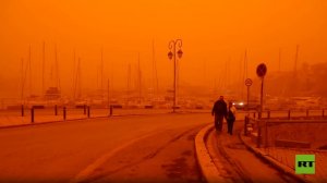 اليونان.. عاصفة رملية تغير لون جزيرة كريت إلى البرتقالي