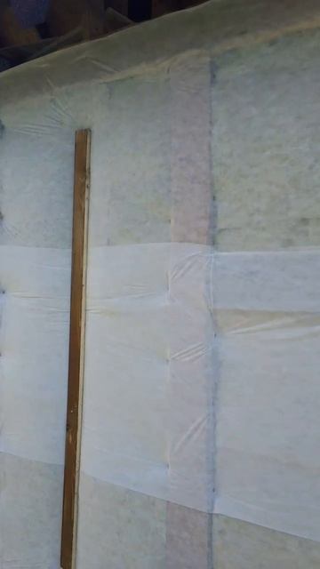 И три, четыре - закончили утеплять баньку.