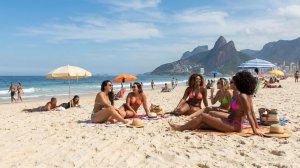 Красивые женщины в мини бикини: Жаркая Бразилия