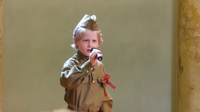 Мальчишки у Стен Ленинграда (исп. Туркин Григорий - 8 лет)