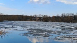 На пруду тает лед! Наконец то весна🌺Небушко красивое☀️🌞