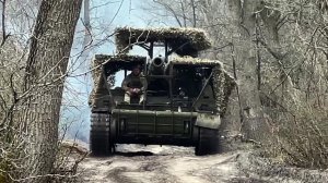 На севере ДНР в районе Красного Лимана артиллеристы громят укрепления украинских боевиков.