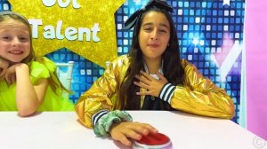 Настя помогает своим друзьям. Добрые видео для детей