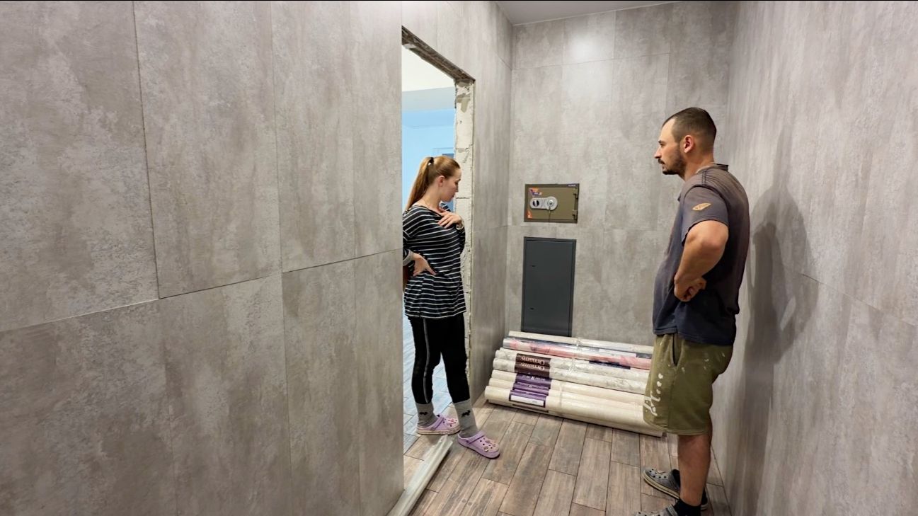 Купили обои для дома. Потолки готовы. Закончили укладывать плитку. Делаем ремонт своими руками.