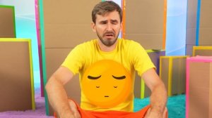 Настя с друзьями играют в прятки в картонных коробках