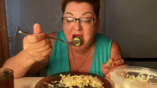 Ну,опять не так🤣Решила,что пора на лавочку и за соседями следить😉С хлебом макароны вкуснее/Мукбанг