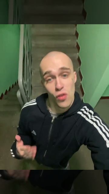 Лысый парень в спортивном костюме адидас поет песню максим ветром стать гопник достает нож