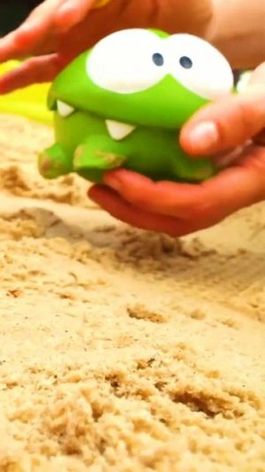 Игрушка Ам Ням строит горку в песочнице #песочница #игрушки #длядетей