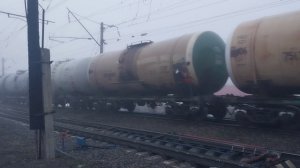 Электровоз 2ЭС5К-469 с грузовым поездом прибывает на станцию Ройка 02.04.2026