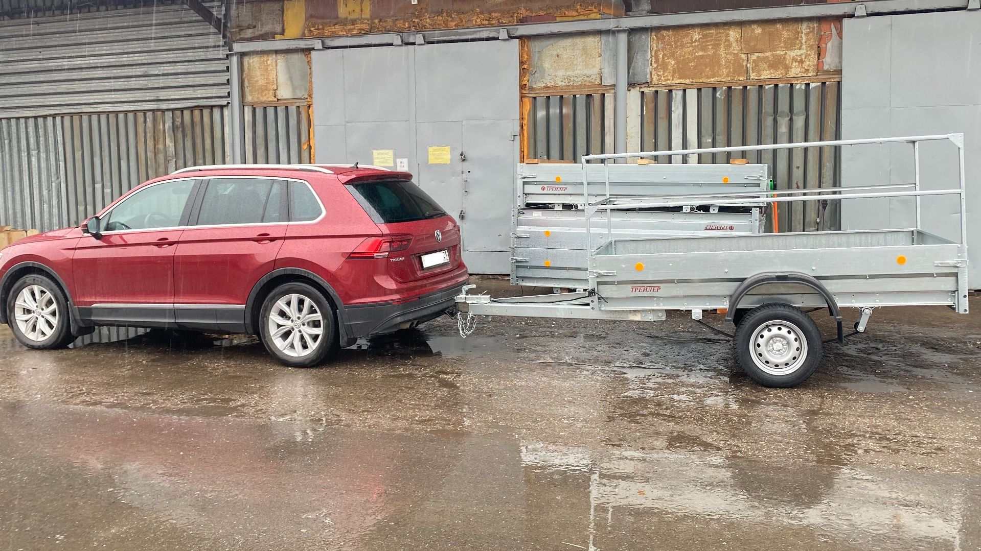 Отгрузка одноосного прицепа ПРОРАБ 2,6*1,3 с каркасом 1 м от пола в сцепке с Тигуаном! Трейлер-Чеб