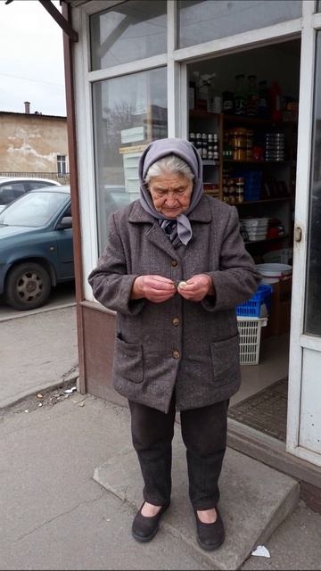 Печаль на улице: одинокая бабушка и её надежды #одиночество #печаль #жизнь