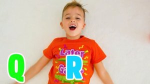 Влад и Ники учатся открывать коробки с игрушками и решать логические задачи