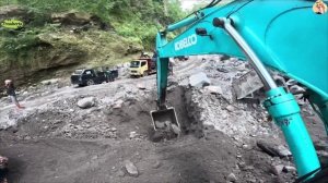 Строительство, экскаватор копает песок