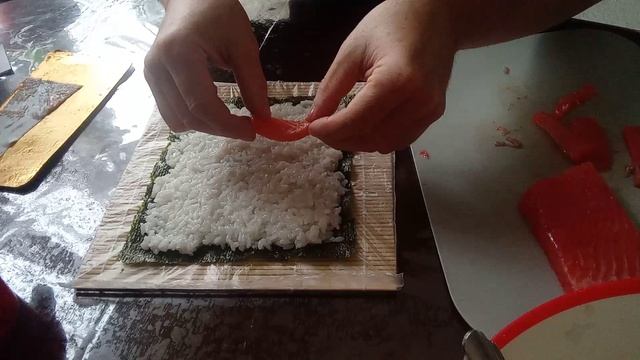 Как сделать домашние суши и роллы. Делаю роллы из риса и рыбы. Приготовление суши и роллов дома.