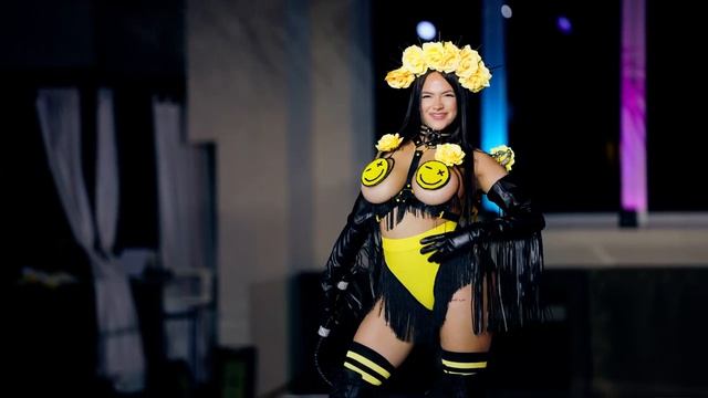 Модели на подиуме 169