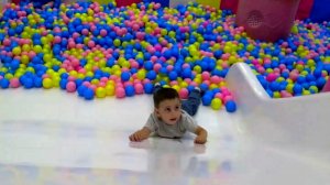 Марк и Эрик катаются с  горки