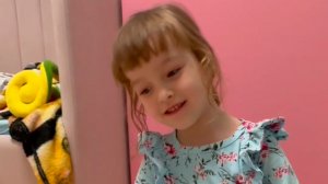 Арина принимает нарисованные роды у нарисованной кошки.