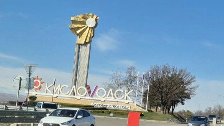 Рассвет в пути. Утро туманное. Впереди заснеженные вершины Эльбруса. Дорога в Кисловодск.