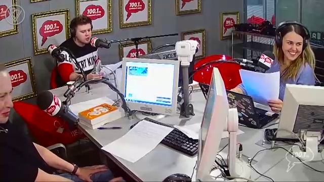 Поёт разными голосами на радио