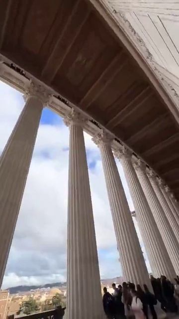 Изгиб колоннады затягивает взгляд в глубину