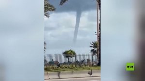 الجزائر.. شاهقة مائية قبالة شاطئ الصابلات