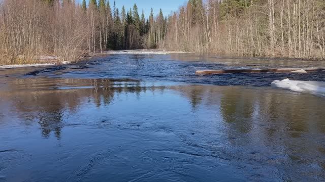 Дороги севера. Опасная переправа. Вода смывает мост. смотреть онлайн