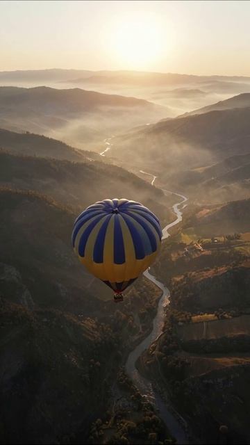 Воздушный шар на рассвете: незабываемый момент #воздушныйшар #пейзаж #приключение