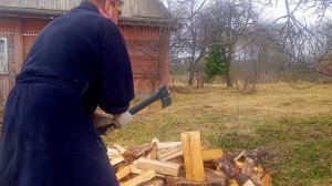 Как городскии дрова колют 👍😃🚩