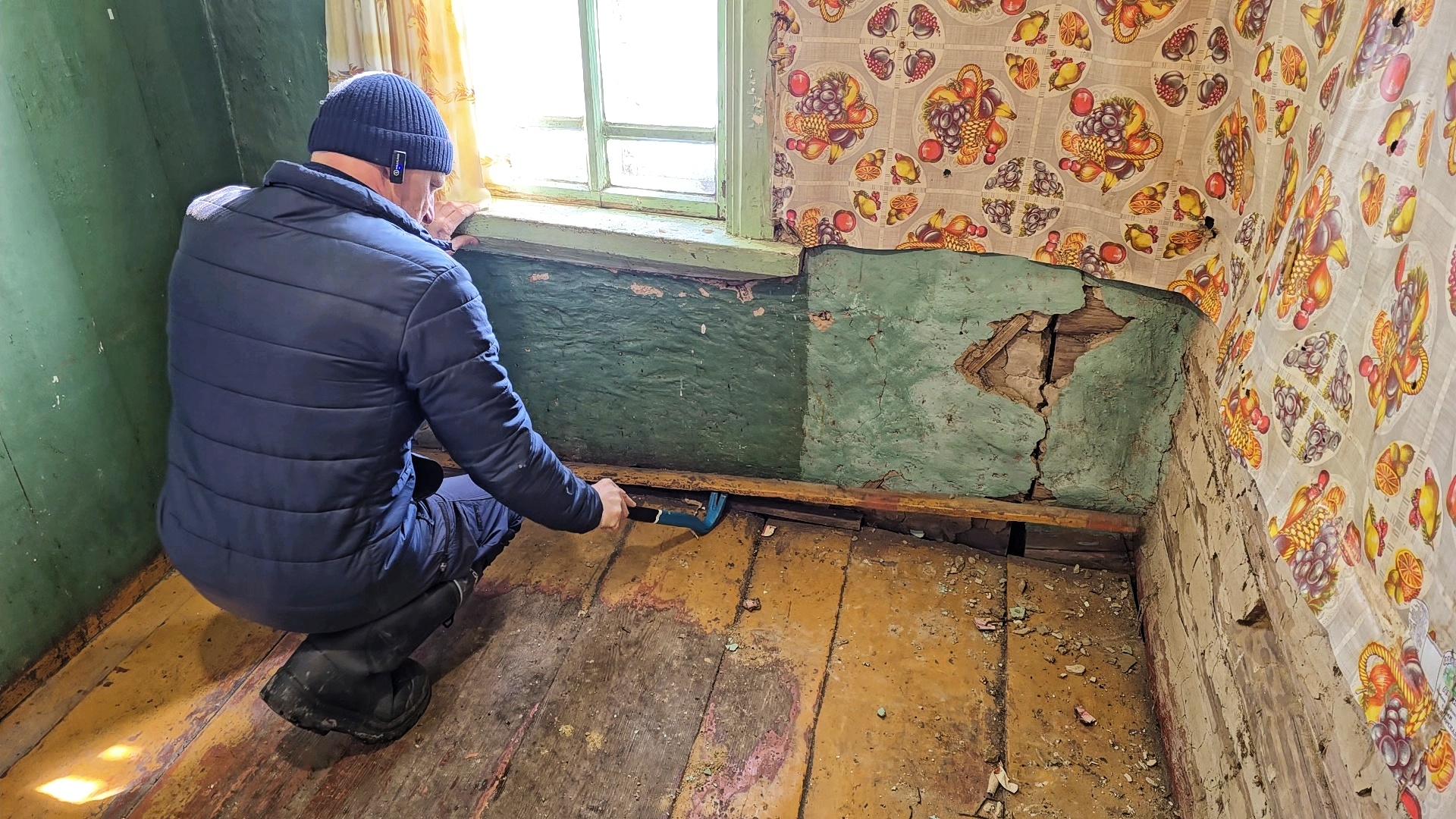 Строительные работы в деревенском доме. Ободрал дверь, спилил порог, пожарил колбаски в печи. #дом