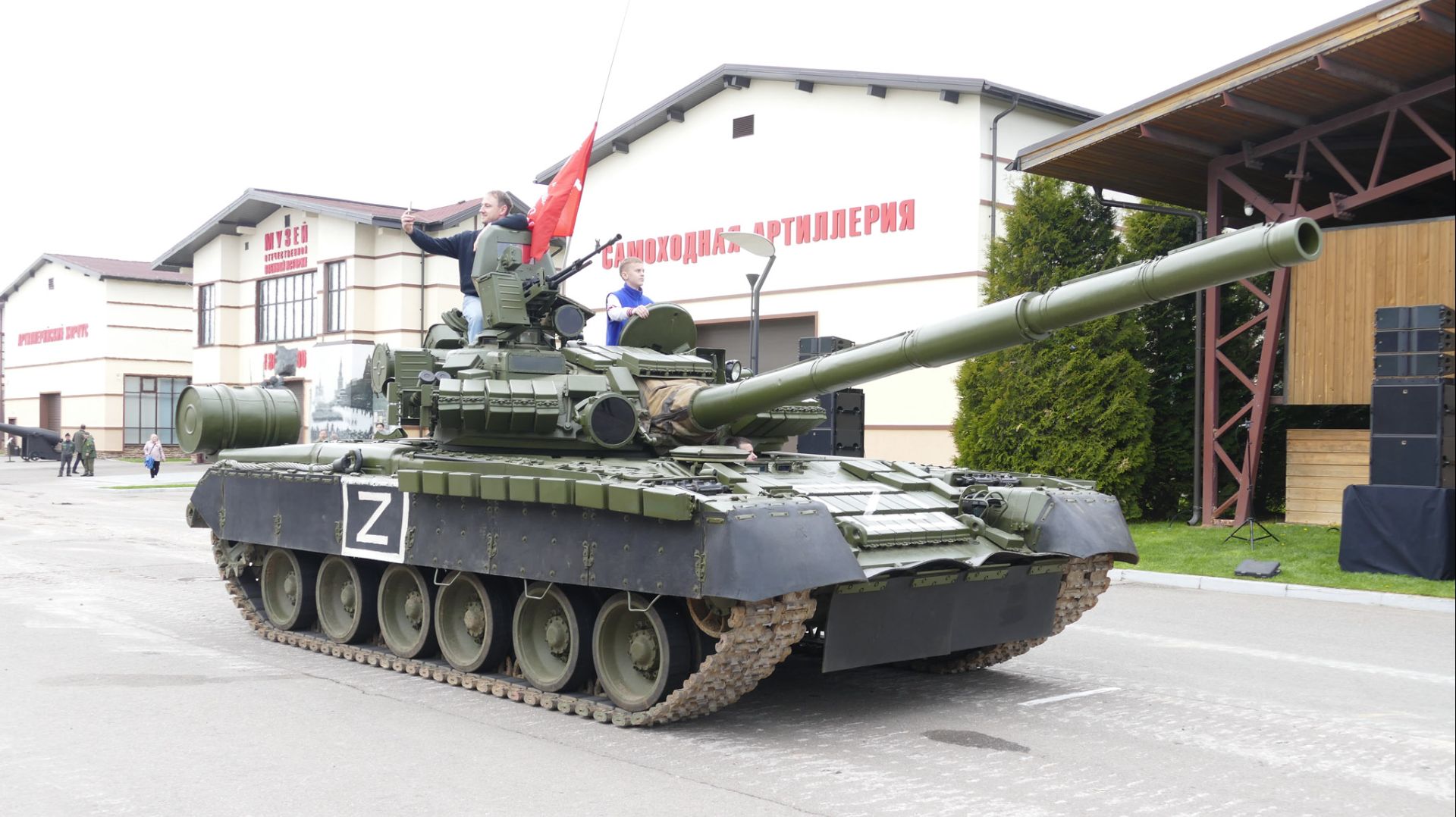 Основной танк Т-80БВ на репетиции Музей отечественной военной истории 7 мая 2025