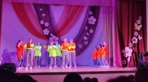 зажигательный танец группы "Браво" средняя дочь уже лет шесть танцует